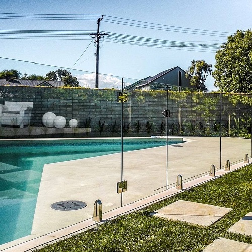 Avantgarde : barrière piscine verre sans poteau